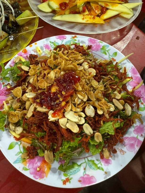 Da Nang City Street Food Private Tour With Local Students - What You Eat: Sandwiches, Seafood, and Dessert Stops