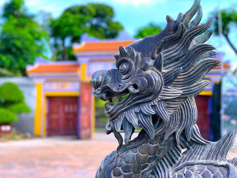 Da Nang: Imperial Hue And Scenic Hai Van Pass Discovery Tour - Entering the Hue Citadel: more than one big building