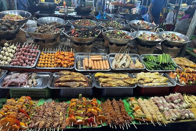 Danang Food Tour With Local Students - Hai Chau and the market circuit: ordering smart at snack stops