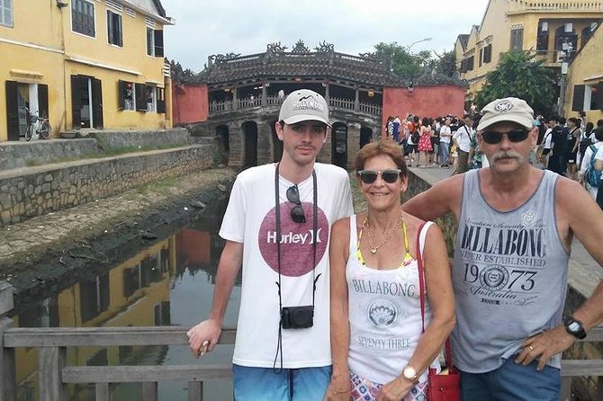 Hoi An Night Market with Hoi an walking Tour , Colourful Lanterns, Boat Ride - Hoai River sampan ride: the photo moment that also breaks up the noise