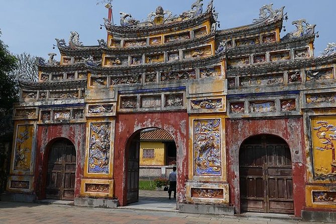 Hue Imperial City Daily Ingroup Tour via Hai Van Pass - The Hai Van Pass + Lang Co stop: views you’ll remember, time you can’t stretch