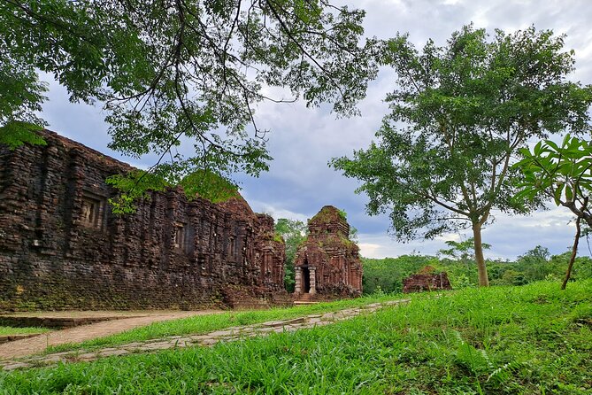 My Son Sanctuary and Marble Mountains from HOI AN OR DA NANG - Noodle lunch and bottled water: the included breaks that matter