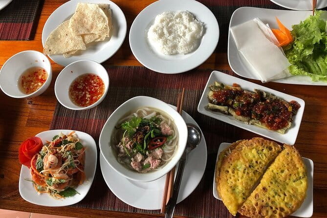 Private HoiAn Ancient Town Night Market Street food tour by Night - Night Market Street Food: A Short Sampling That Still Gives You Direction