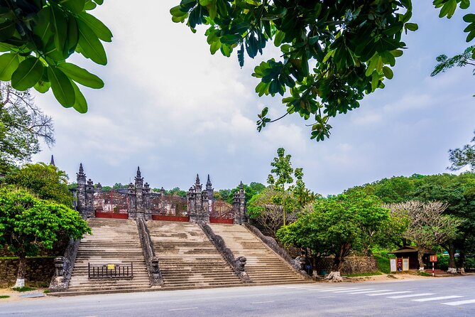 Round Trip: Da Nang/Hoi An – Hue with English-Speaking Driver - The Driver Experience: English-Speaking Help Without Overdoing It